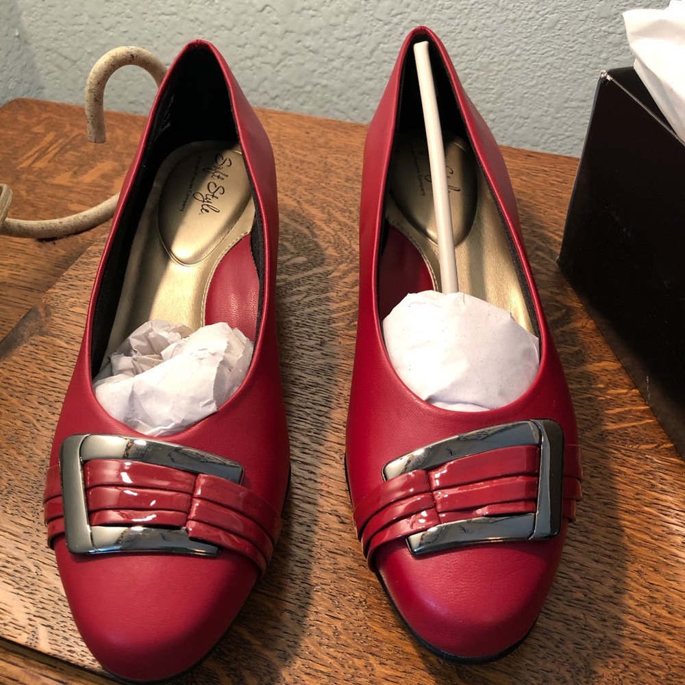 Brand New never worn Red women’s size 9M Soft Styles low heeled shoes.